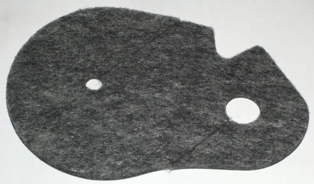 Graue Geräuschisolation aus Filz mit zwei Löchern, passend für Daikin Altherma 3 R W. Form und Material können Lärmdämmung unterstützen.
